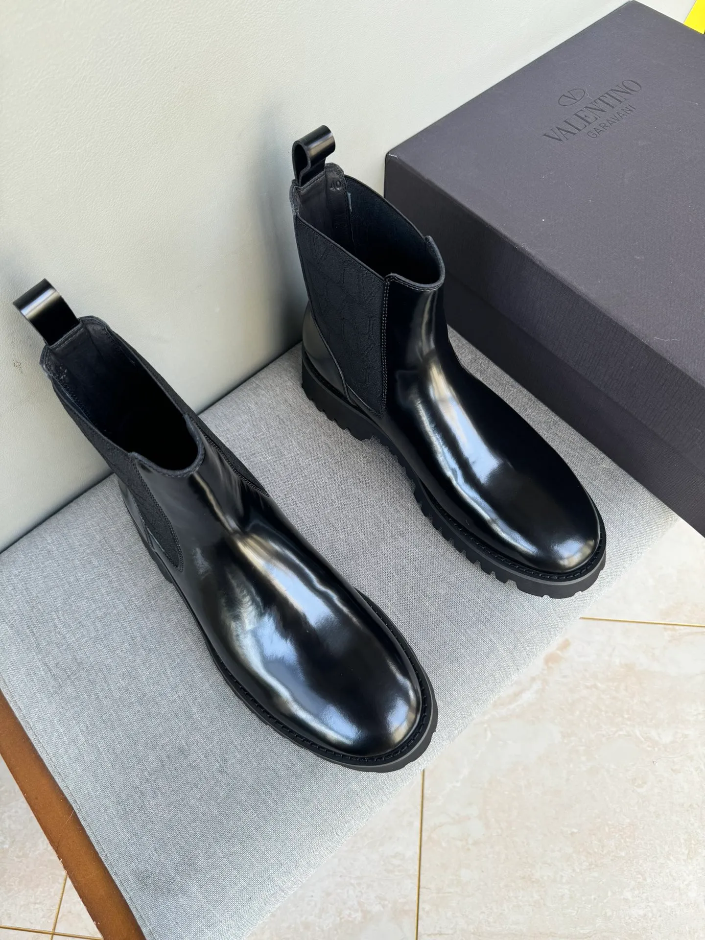 [Valentino] Top P: 1000💰 Size: Men 39-44 (45 customized) Valentino VLTN casual shoes 2025 latest winter series, original 1:1 development Casual men's leather shoes Made with heavy investment, shoes and boots are made of imported cowhide that is not easy to deform, black cowhide lining, original foam outsole, black open edge beads, black suede, brown suede Factory craftsmanship, perfect products are only prepared for you who know taste! Any comparison is welcome!
